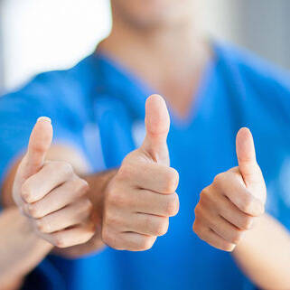 Pflegekräfte zeigen den Daumen nach oben