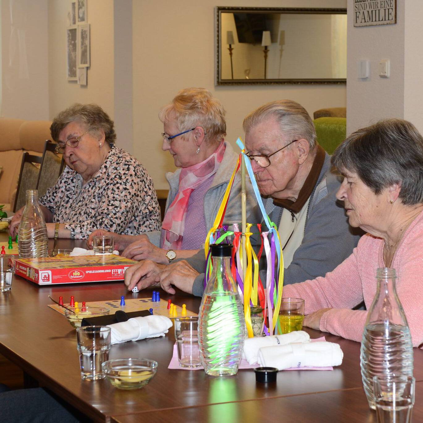 Gruppe von Senioren beim Spieleabend