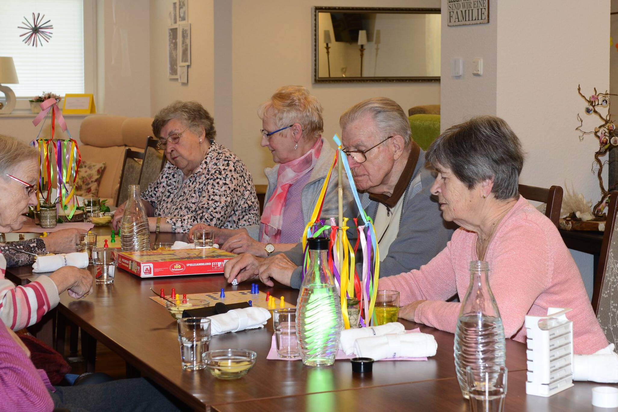 Gruppe von Senioren beim Spieleabend